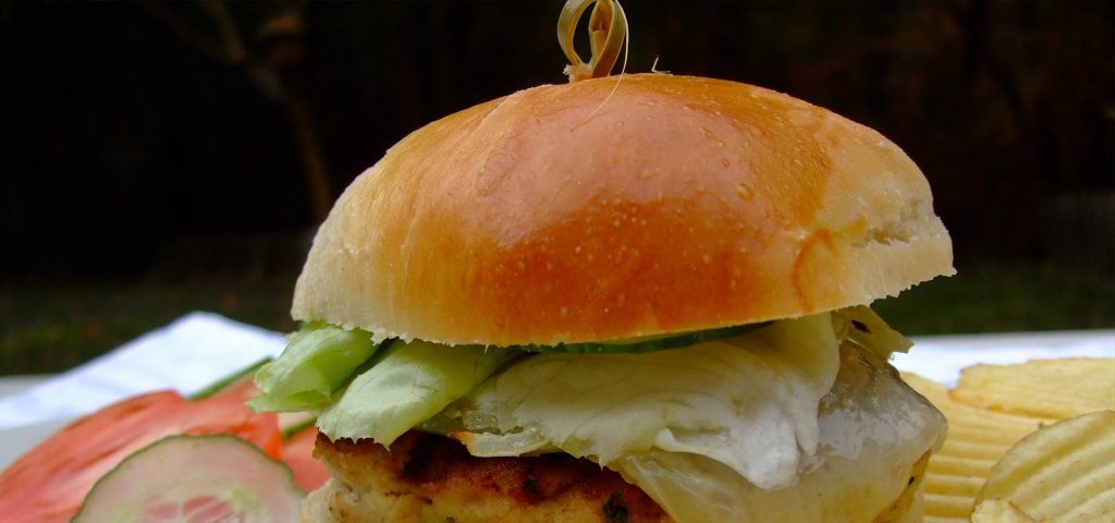 Hamburger au poulet et à l’Ossau-Iraty