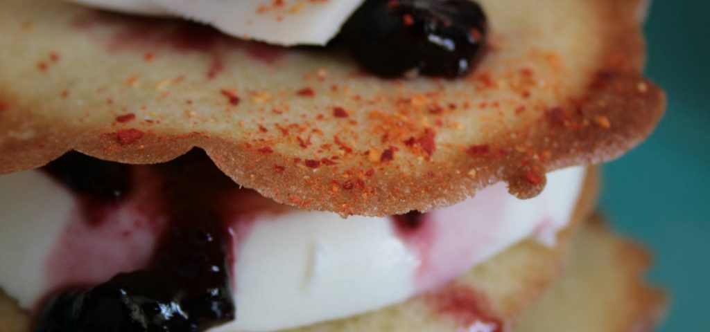 Mille-feuille de panna cotta d’Ossau-Iraty et confiture de cerises noires