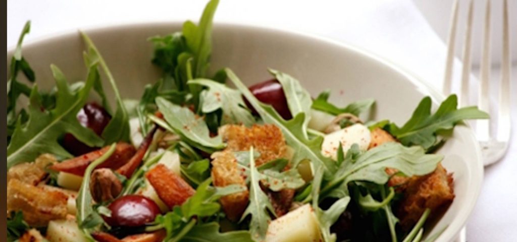 Salade de roquette, carottes confites et cerises à l’Ossau-Iraty