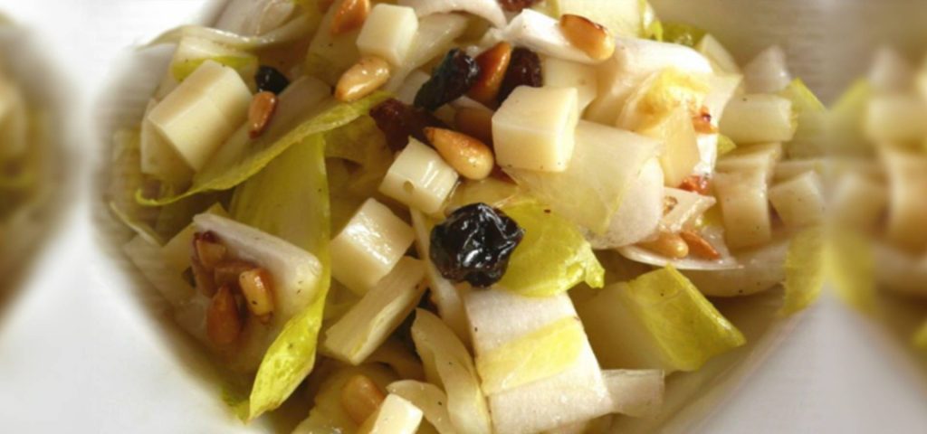 Salade d’endives aux pignons, raisins secs, Ossau-Iraty & miel