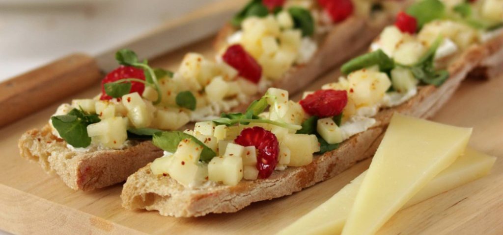 Tartine d’Ossau-Iraty, poire et cresson au piment d’Espelette