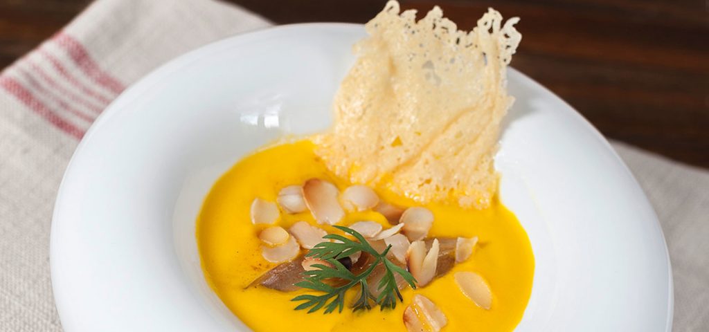 Velouté de carottes et d’échalotes aux amandes tuile à l’ossau-iraty