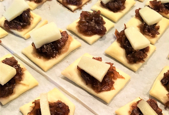 Bouchées à l'AOP Ossau-Iraty et compotée d'oignons