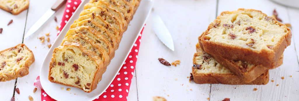 Gâteau au yaourt, tomates confites, pignons de pin et Ossau-Iraty