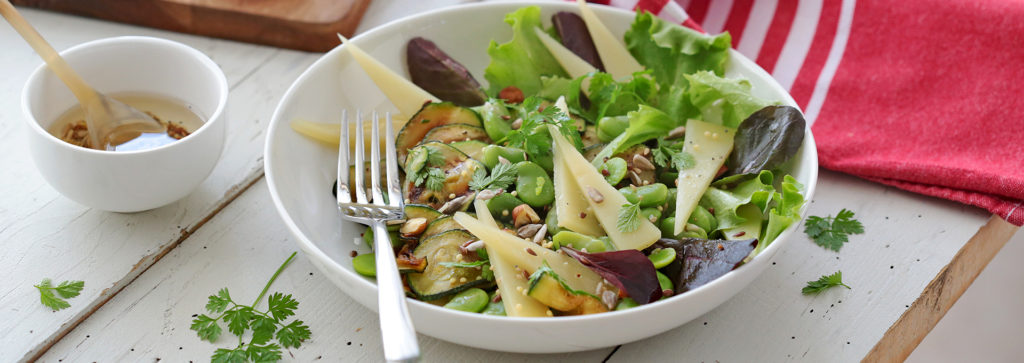 Salade de printemps, AOP Ossau-Iraty, sauce au miel et graines