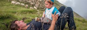 Une bergère et son fils allongés dans la montagne